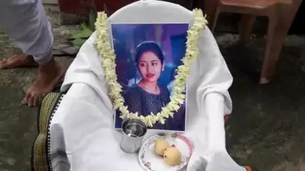 কৃষ্ণগঞ্জ: হিন্দু হয়ে সংখ্যালঘু সম্প্রদায়ের ছেলেকে ভালোবেসে পালিয়ে বিয়ে করায় জীবন্ত অবস্থায় মেয়ের শ্রাদ্ধ করলোপরিবার
