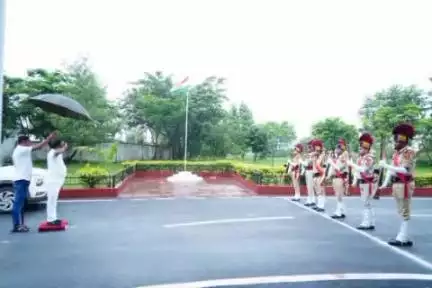 बलरामपुर: PWD सर्किट हाउस बलरामपुर में कृषि मंत्री राम विचार नेताम को दिया गया गार्ड ऑफ ऑनर