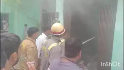 एटा: शृंगार नगर में बिजली के शॉर्ट सर्किट से मकान में लगी भीषण आग, हुआ हजारों का नुकसान, फायर ब्रिगेड पहुंची मौके पर