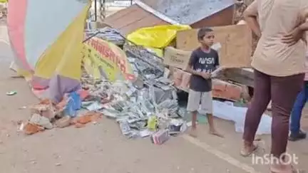 होशंगाबाद नगर: अचानक भरभरा कर गिरी SNG स्कूल के सामने की दीवार, अतिक्रमण कर बनी मोबाइल एसेसरीज की दुकान हुई क्षतिग्रस्त