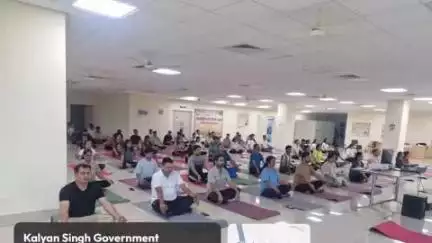बुलंदशहर: योग दिवस पर कल्याण सिंह मेडिकल कॉलेज में कार्यक्रम का शुभारंभ प्राचार्या और प्रधानमंत्री के सीधा प्रसारण से हुआ