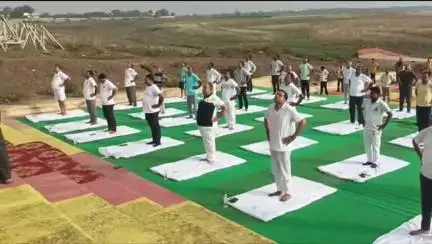 कालपी: यमुना नदी के तट पर अंतर्राष्ट्रीय योग दिवस पर हुआ योगाभ्यास, एसडीएम सहित सभी अधिकारी रहे उपस्थित