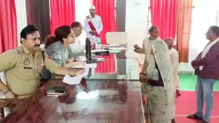 महोबा: तहसील सभागार महोबा में जिला स्तरीय अधिकारियों की उपस्थिति में संपूर्ण समाधान दिवस का हुआ आयोजन, सुनी गई लोगों की समस्या