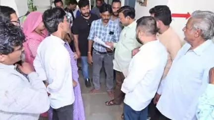 बड़वानी: लोकसभा सांसद श्री पटेल ने सांसद सेवा केंद्र में सुनी आमजन की समस्याएं, समाधान का किया प्रयास