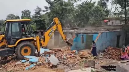 कोरबा: कोरबा में इमली छापर चौक पर ओवरब्रिज निर्माण के लिए प्रशासन ने की कार्रवाई, 11 मकानों को तोड़ा गया