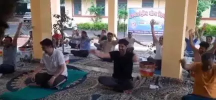 अलीराजपुर: अंतर्राष्ट्रीय योग दिवस पर न्यायाधीश अनीष कुमार मिश्रा के मार्गदर्शन में न्यायालय में हुआ योग शिविर