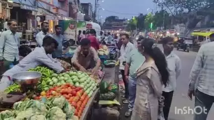 रायसेन: सड़क पर ठेला लगने से जाम, चालान कटा: 20 फल-सब्जी विक्रेताओं से ₹100-100 वसूले, तय सीमा में दुकान लगाने का आदेश