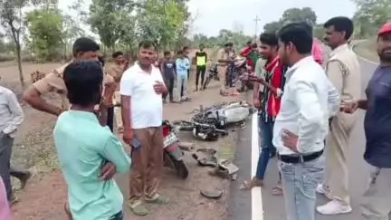 ललितपुर: राजघाट रोड पर दो मोटरसाइकिलों की आमने-सामने भिड़ंत में एक युवक की मौके पर दर्दनाक मौत, दूसरा गंभीर रूप से घायल