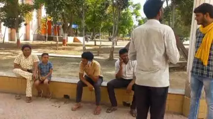 तिर्वा: कनौली गांव के सामने ट्रैक्टर की टक्कर से बाइक सवार की मौत, साथी घायल