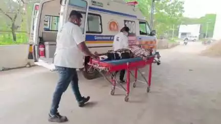વલસાડ: કુંડી ફાટક પાસે અજાણ્યા વાહનના ચાલકે ઈસમને અડફેટ લેતા સારવાર હેઠળ 108 મારફતે સિવિલ ખસેડાયો