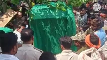 कांकेर: ग्राम दुधावा के एक घर में घुसे तेंदुए को 8 घंटे के रेस्क्यू के बाद पिंजरे में किया गया कैद