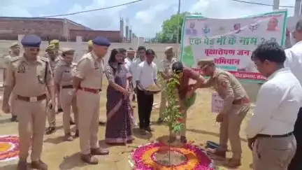 शाहबाद: तहसील कैंपस में डीएम और एसपी ने वृक्षारोपण किया, पर्यावरण संरक्षण का संदेश दिया