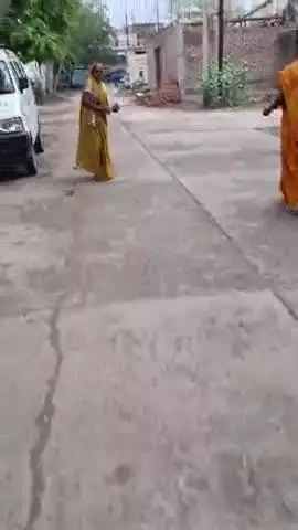 बिना सरकारी अस्पताल में महिलाओं को नकली चांदी की चूड़ी बेचकर यह बेवकुफ बनती है