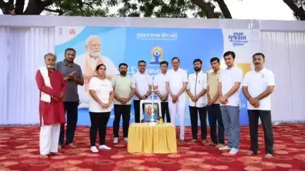 અંજાર: નગર પાલિકા અને અંજાર તાલુકા વહીવટી તંત્ર દ્વારા આહિર બોર્ડિંગ મધ્યે વિશ્વ યોગ દિવસની ઉજવણી કરવામાં આવી