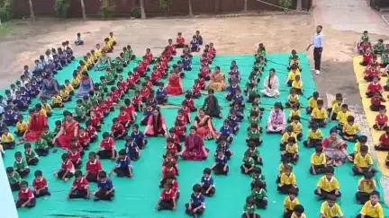 ग्रेट स्कूल के प्रांगण में योग दिवस मनाते हुए बच्चे और शिक्षा