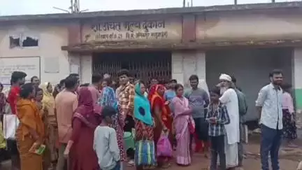 अंबिकापुर: राशन नहीं मिलने से नाराज हितग्राहियों का हंगामा, पीडीएस दुकान में तालाबंदी कर जताया विरोध #jansamsya
