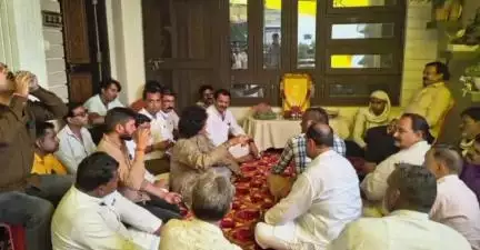 खातेगांव: खातेगांव पहुंचे पूर्व मंत्री सज्जन सिंह वर्मा, कांग्रेस नेता के निधन पर शोक संवेदना व्यक्त की