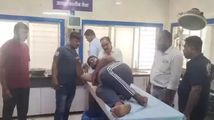 देवास: ग्राम सिया में महिला से विवाद रोकने पर युवक को चाकू मारा, अस्पताल में इलाज जारी
