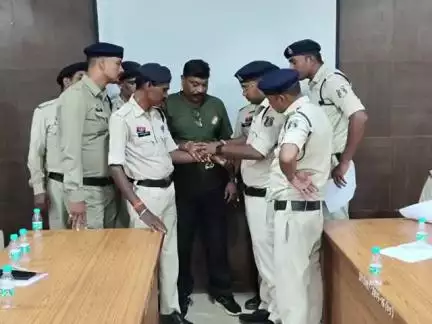 बेरला: SP कार्यालय में पुलिस कस्टडी बंदी गृह में आरोपियों को हथकड़ी लगाने का प्रशिक्षण, अतिरिक्त पुलिस अधीक्षक रहे मौजूद