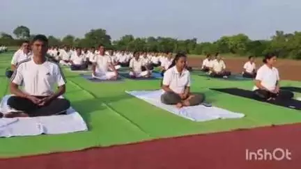धमतरी: अंतरराष्ट्रीय योग दिवस के तहत रुद्री पुलिस लाईन में सामूहिक योगाभ्यास का आयोजन, एएसपी सहित अन्य अधिकारियों ने किया योग