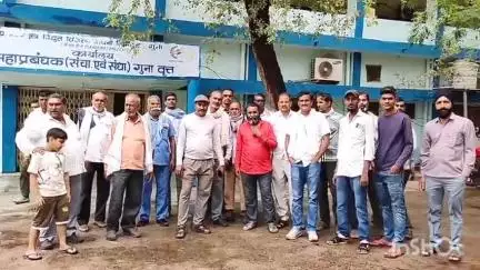 गुना नगर: रामपुर कॉलोनी में डेढ़ माह से जला ओसी ट्रांसफार्मर, धान कि बोनी प्रभावित, विद्युत मंडल पहुंचे नाराज किसान #jansamasya