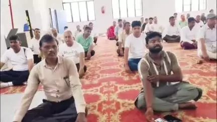 औरंगाबाद: शहर के गांधी मैदान स्थित खेल भवन में अंतर्राष्ट्रीय योग दिवस का आयोजन, डीएम भी रहे उपस्थित