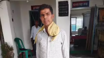 डुमरा: मधुबन गांव में पुलिस का छापा, एक वारंटी गिरफ्तार