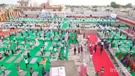 फलौदी: फलोदी दुर्ग में आयोजित जिला स्तरीय योग कार्यक्रम में प्रभारी मंत्री मदन दिलावर ने आमजन के साथ किया योग
