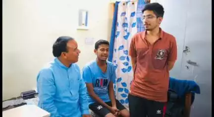 पौड़ी: कैबिनेट मंत्री डॉ. धन सिंह रावत ने मेडिकल कॉलेज का निरीक्षण किया, अधिकारियों के साथ की समीक्षा बैठक