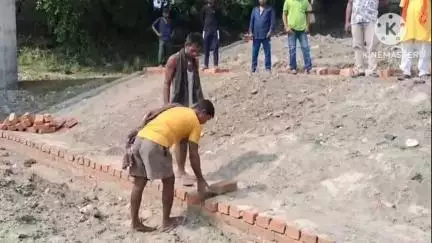 भगवानपुर: प्रखंड मुख्यालय स्थित कोठी घाट पर बिना योजना शिलापट लगाए ही सीढ़ी निर्माण कार्य  से ग्रामीणों में आक्रोश#jansamasya
