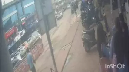 പട്ടാമ്പി: പാഞ്ഞുവന്ന കാർ സ്കൂട്ടറിൽ ഇടിച്ച് ഒരാൾക്ക് പരിക്ക്, മേലെ പട്ടമ്പിയിൽ നടന്ന അപകടത്തിന്റെ ദൃശ്യം