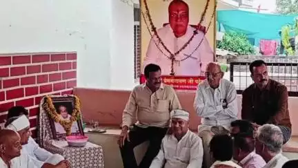 टोंकखुर्द: पूर्व मंत्री सज्जन सिंह वर्मा हथनोरी पहुंचे, वरिष्ठ समाजसेवी के निधन पर शोक संवेदना व्यक्त की