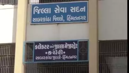 હિંમતનગર: ગુજરાતમાં દારૂબંધી હોવા છતાં જિલ્લા કલેકટરે ચૂંટણીના દિવસે ડ્રાય ડે જાહેર કરવા માટે જાહેરનામું બહાર પાડ્યું