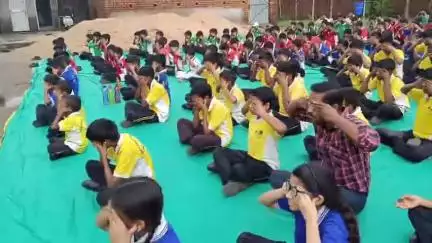 ग्रेट यूनिवर्सल पब्लिक स्कूल के प्रांगण में अंतर्राष्ट्रीय योग दिवस शिक्षको को और बच्चों के द्वारा मनाते हुए