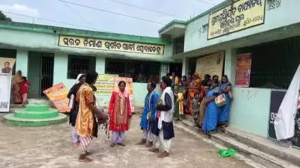 ଅନୁଗୋଳ: ହରିହରପୁର ଗ୍ରାମ ପଞ୍ଚାୟତ କାର୍ଯ୍ୟାଳୟ ପରିସରରେ ବିକାଶ ବାହାନକୁ ସ୍ବାଗତ