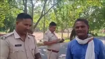 फुलवरिया: माड़ीपुर राइस मिल के पास नीलगाय ने सड़क पर मारी छलांग, बाइक सवार सहित नीलगाय जख्मी, वन विभाग के अधिकारी पहुंचे