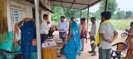 रामानुजनगर: रामानुजनगर जिले के पहुंच विहीन केंद्रों में चार माह का खाद्यान्न भंडारण और वितरण जारी, खाद्य अधिकारी ने किया निरीक्षण