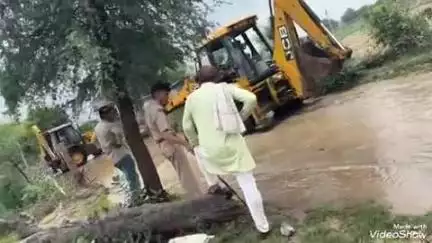 मालपुरा: चौसला-चैनपुरा जाने वाले आम रास्ते से पुलिस व प्रशासन ने हटवाए अतिक्रमण, राहत मिली बरसाती पानी की निकासी से