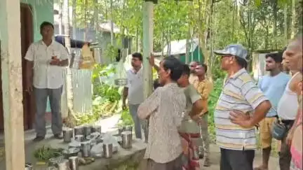 ময়নাগুড়ি: বাশিলারডাঙ্গা হরি মন্দির ICDS সেন্টারে পচা সবজি দিয়ে রান্না করার অভিযোগে বিক্ষোভ দেখালেন এলাকাবাসীরা #jansamasya