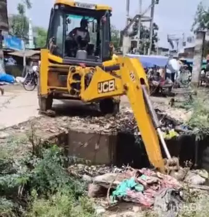 उनियारा: अलीगढ़ में ग्राम पंचायत प्रशासन ने नालों की सफाई का अभियान चलाया