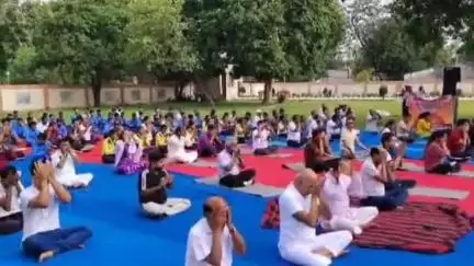 मोतिहारी: जिला प्रशासन पूर्वी चंपारण मोतिहारी के सौजन्य से महात्मा गांधी प्रेक्षा गृह में योगाभ्यास का आयोजन हुआ