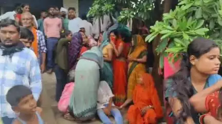 चकिया: शहाबगंज में इलाज के दौरान महिला की हुई मौत, परिजनों ने मचाया हंगामा, मौके पर पहुंचे उपजिलाधिकारी चकिया व सीओ चकिया