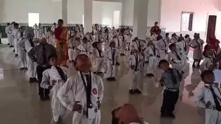 मोरवा: विश्व योग दिवस पर आर के मेमोरियल स्कूल कौआ चौक में योग शिविर आयोजित