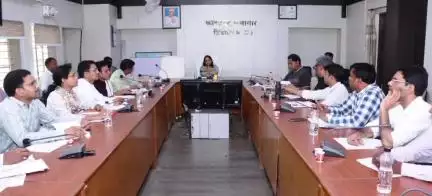 डिंडौरी: डिंडौरी कलेक्टर नेहा मारव्या ने स्वास्थ्य विभाग की बैठक ली, अधिकारियों को दिए निर्देश
