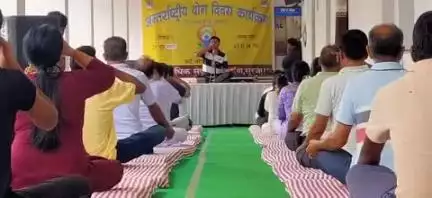 सूरजपुर: जिला न्यायालय में 'एक पृथ्वी, एक स्वास्थ्य' थीम पर अंतर्राष्ट्रीय योग दिवस समारोह का आयोजन किया गया