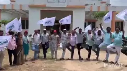 విజయనగరం: మున్సిపల్ ఇంజనీరింగ్ కార్మికుల సమస్యల పరిష్కారానికి రాజాం తహసీల్దార్ కార్యాలయం వద్ద ఒంటి కాలితో వినూత్న నిరసన