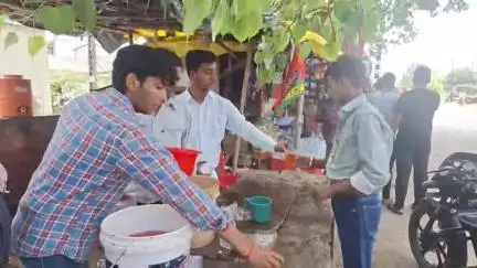 कन्नौज: कन्नौज शहर के मकरंद नगर जीटी रोड पर श्रद्धालुओं को वितरित किया गया शरबत, योगिनी एकादशी के पर्व पर हुआ कार्यक्रम का आयोजन
