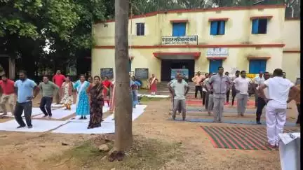 बानो: बानो प्रखंड क्षेत्र में अंतर्राष्ट्रीय योग दिवस मनाया गया, सामूहिक योगाभ्यास हुआ