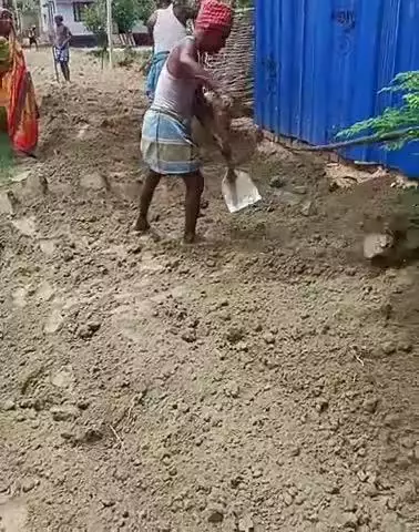 mere kshkari jamin me jabrjsti miti karan kar rhe hai