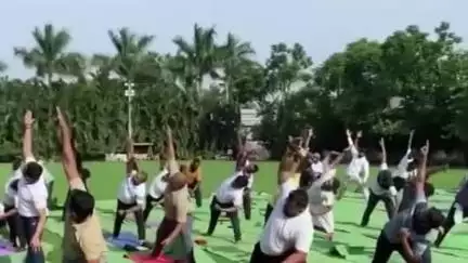 नगर: अहिल्यानगर शहरांमध्ये बंधन लोन येथे  विविध योगा संघटनांकडून योग दिन साजरा
